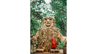 Du khách thích thú check-in với tượng gỗ quái vật "khổng lồ" ở Đà Lạt